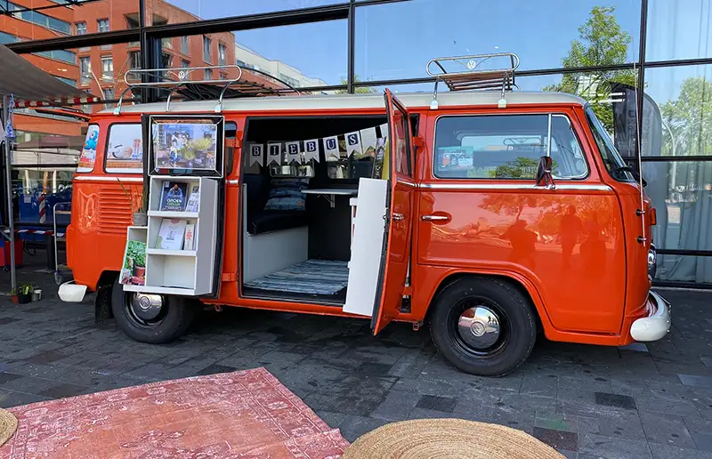 Biebus op de weekmarkt in Biddinghuizen